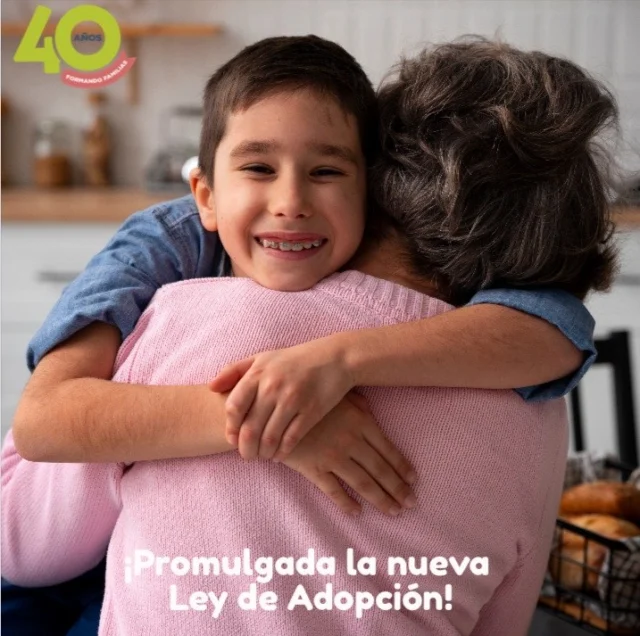 Costó 12 años de trabajo arduo, pero salió….
El Presidente Gabriel Boric promulgó la nueva Ley de Adopción, que fue despachada desde el Congreso el 17 de junio de este año.
La normativa pone en el centro el interés superior de niños, niñas y adolescentes, sus necesidades y su derecho de vivir y crecer en una familia.
En esa línea, también prioriza a revinculación familiar con plazos mucho más acotados y establece un proceso integral y continuo, que evita extender la espera y fija plazos de entre 12 y 18 meses para el que juez o jueza determine si se revincula con su familia de origen o se vincula con una familia adoptiva.
Y es fundamental que la nueva ley termina con la rígida prelación al momento de adoptar, equiparando las posibilidades de matrimonios, personas solteras o parejas con acuerdo de unión civil, siendo lo más importante el bienestar del niño o niña.
¡Bien por todas nuestras familias!!